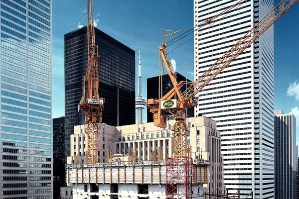 Toronto (Kanada): Šplhací jeřáby Liebherr při stavbě mrakodrapu. První jeřáby tohoto typu byly vyrobeny v roce 1985.