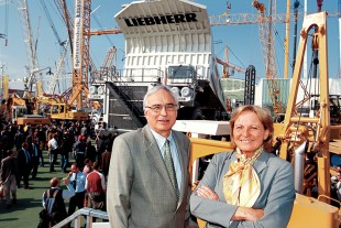 Isolde Liebherr a Willi Liebherr v roce 2004 na odborném stavebním veletrhu Bauma v Mnichově