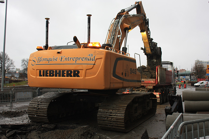 liebherr r 946 crawler excavator proves itself at swedish