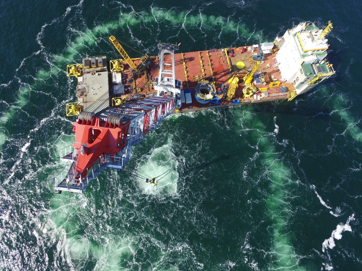 Mise en place d’une grue offshore à Rostock