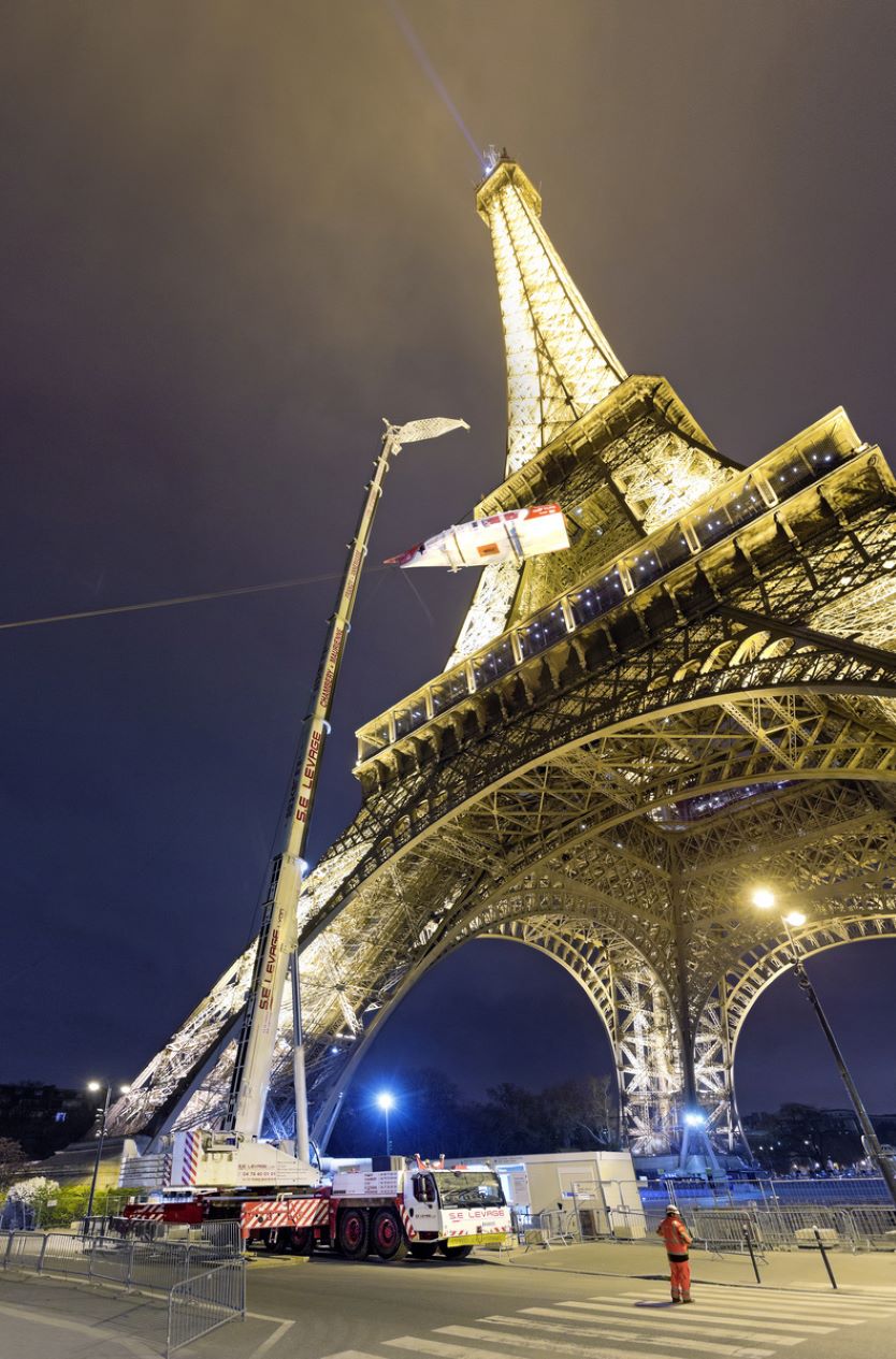 Une grue mobile Liebherr à l’œuvre aux pieds de la tour Eiffel