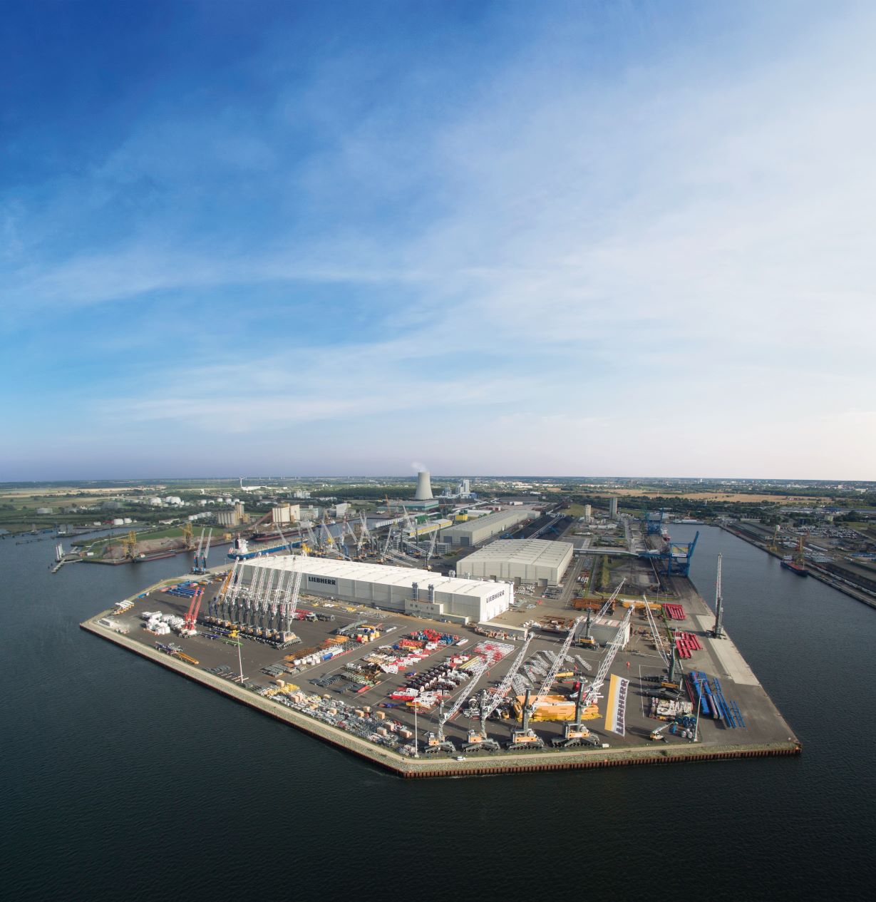 ドイツ、ロストック港で新しい大型クレーンの設置がスタート