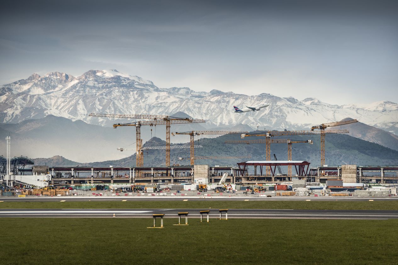 サンティアゴ・デ・チリの大規模空港プロジェクトに携わる23台のタワークレーン