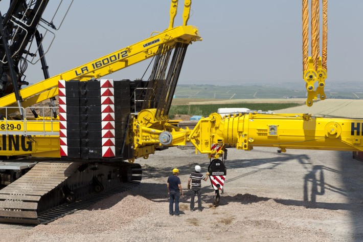 LTR 1220 acts as counterweight for a Liebherr LR 1600/2 crawler crane ...