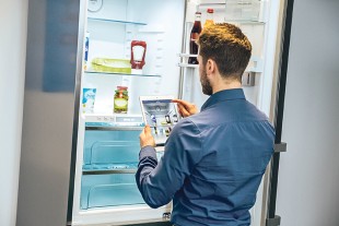 Um refrigerador inteligente: a Liebherr tem desenvolvido um sistema com auto-aprendizagem para os seus refrigeradores que informa sobre o conteúdo dos aparelhos, cria listas de compras individuais e tem sempre disponível uma grande quantidade de dicas sobre alimentação.