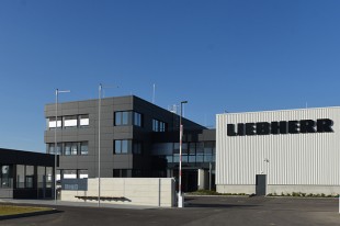 Início para nova fábrica da Liebherr: a Liebherr produz peças de microprecisão e injetores para sistemas de Common-Rail desde julho de 2016, na sua nova fábrica em Deggendorf.