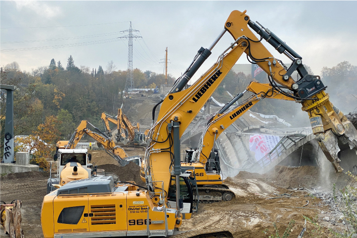 Gro Einsatz Von Liebherr Erdbewegungsmaschinen Nach Br Ckensprengung Liebherr